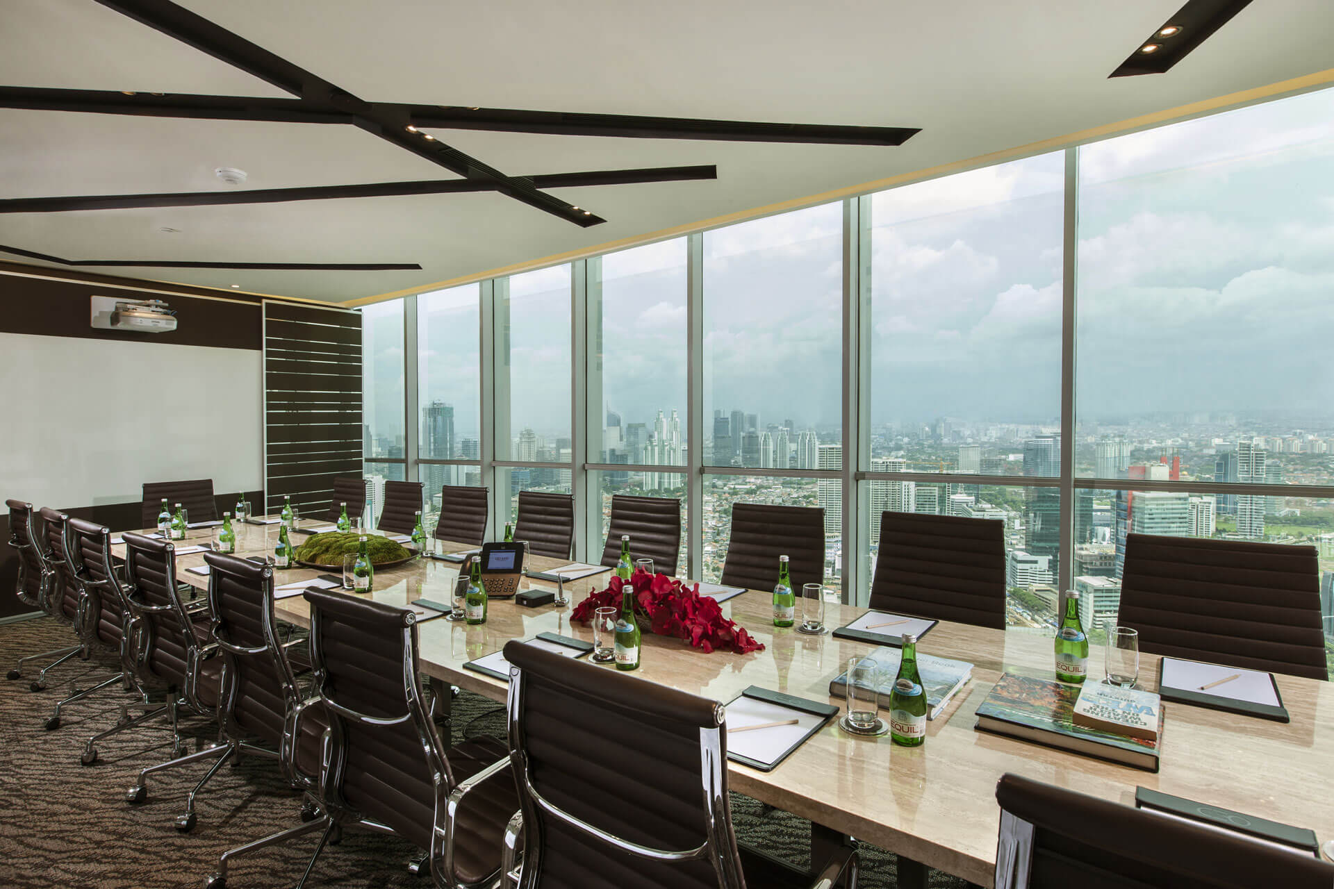 Ruang Rapat dengan Fasilitas Lengkap di Jakarta